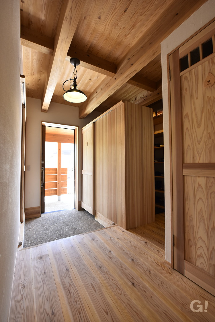 自然素材を贅沢に使用した品のある玄関空間