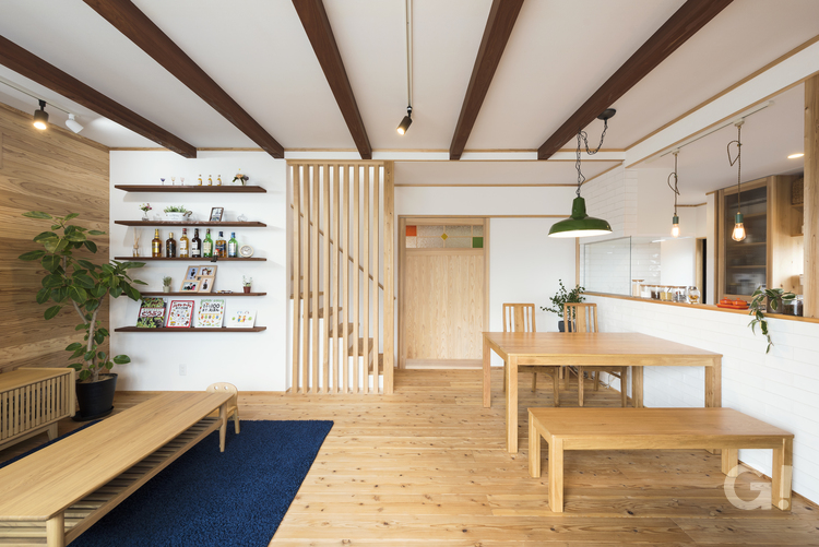 ストライプで揃えられた奥行感のあるリビング