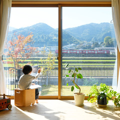 列車を眺めながら四季折々の美しさと暮らす家