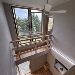 大きな窓に映し出される四季折々の景色