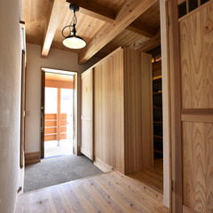 自然素材を贅沢に使用した品のある玄関空間