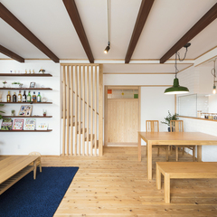 ストライプで揃えられた奥行感のあるリビング