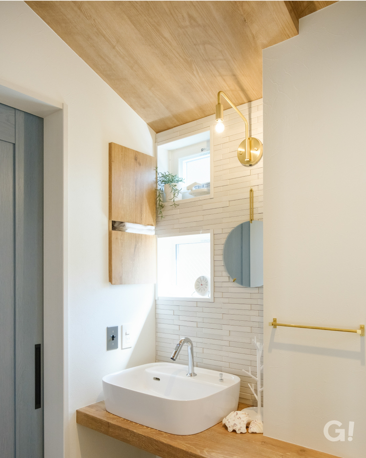 木×白×真鍮でコーディネートしたおしゃれな洗面コーナーの写真