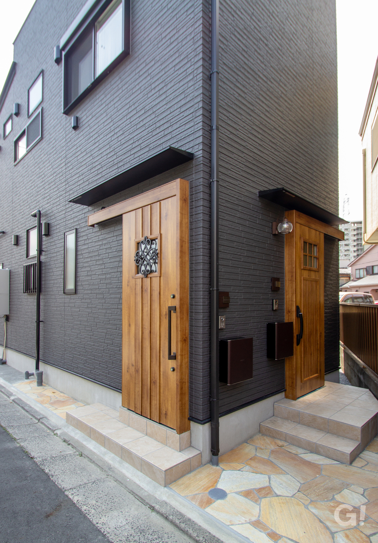 黒の外観と木の温もりが調和する、2つの玄関がつなぐ心地よい距離の二世帯住宅