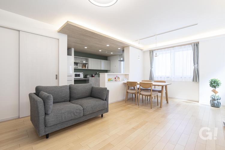 家事動線と居心地を両立した白×木目で仕上げた柔らかなLDK。キッチンから家全体を見渡せる、安心の間取り。