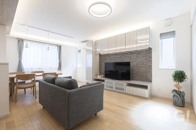 家事動線と居心地を両立した白×木目で仕上げた柔らかなLDK。キッチンから家全体を見渡せる、安心の間取り。の写真