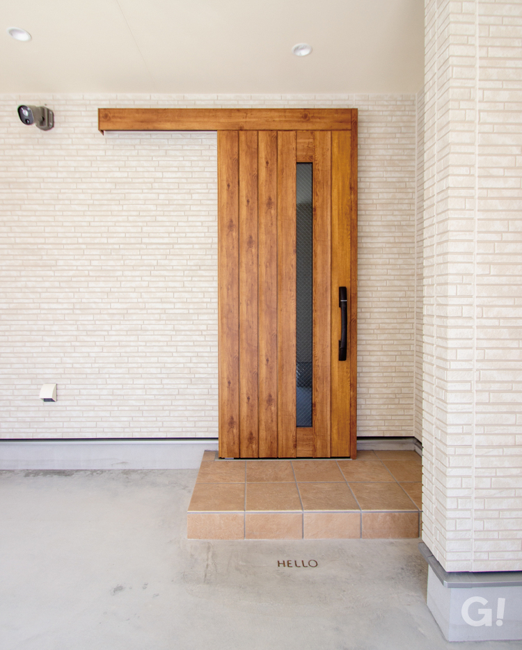 足元に、真鍮のレターをそっと忍ばせて。小さな「HELLO」が、 毎日の帰宅をやさしく迎え入れる。