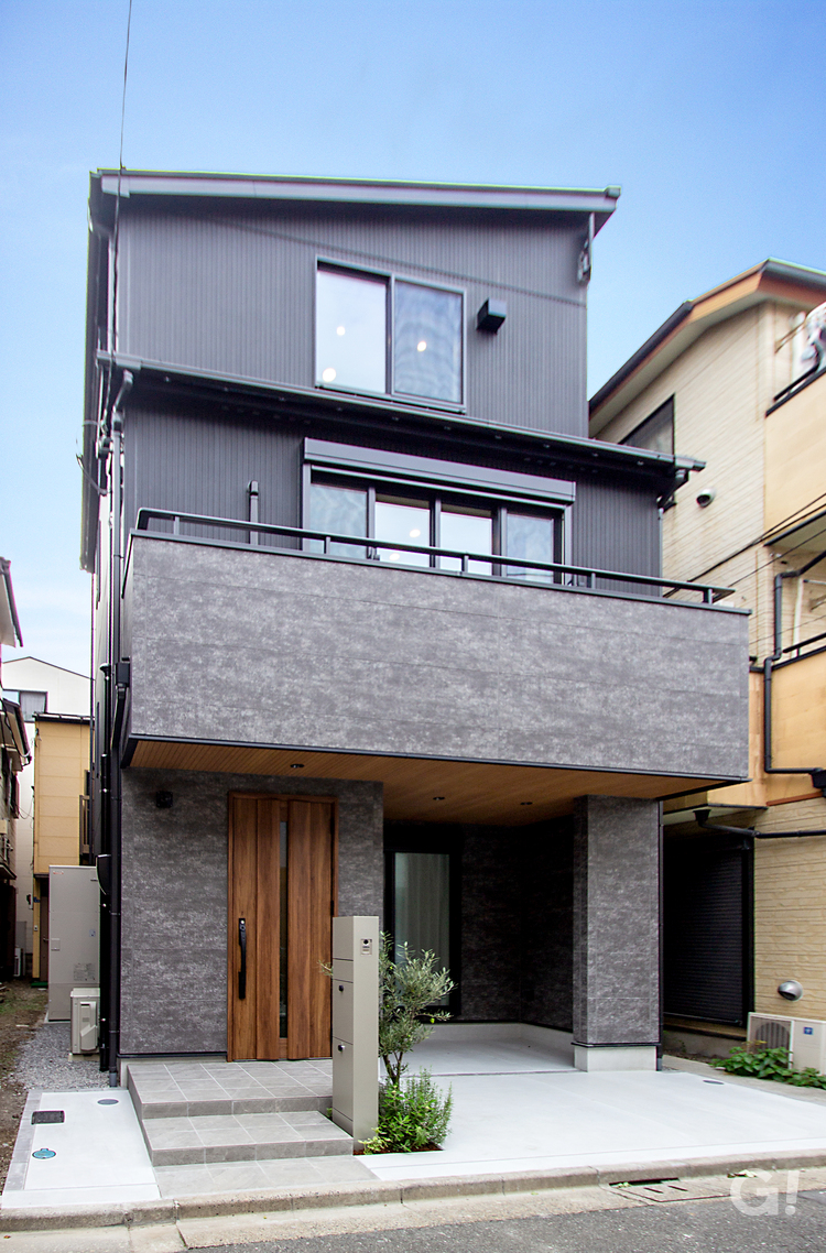 黒を基調に、重厚感と洗練を纏ったシックな外観デザインの住まい