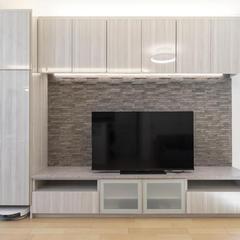 キッチンとTVボードの面材合わせで統一感を持たせながら、 グリーンのアクセントクロスで上品で落ち着いた印象に