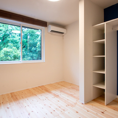 子供部屋はそれぞれカラーの違うアクセントクロスで個性を