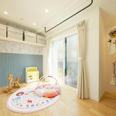 くすみブルーの腰壁が印象的な大人かわいい子ども部屋