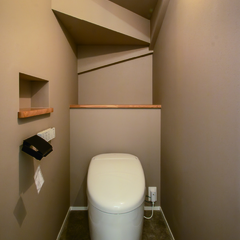 トイレットペーパーがぴったり入る！便利でおしゃれなトイレニッチ