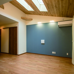 空を味方に光あふれるリビング。天窓から光が差し込む住まい