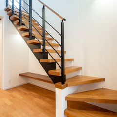 木のぬくもりとアイアンのシャープさが絶妙に調和したスケルトン階段