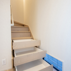 見せない工夫で、暮らしはもっと美しく。階段の一段一段に、収納という機能をプラス。