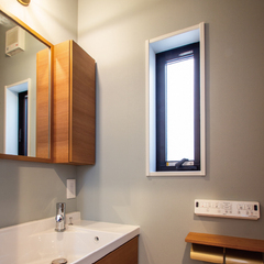 小さな空間にも、心地よい上質感を。毎日が少し特別に感じる、トイレの手洗いコーナー