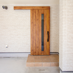 足元に、真鍮のレターをそっと忍ばせて。小さな「HELLO」が、 毎日の帰宅をやさしく迎え入れる。