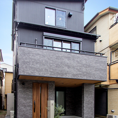 黒を基調に、重厚感と洗練を纏ったシックな外観デザインの住まい