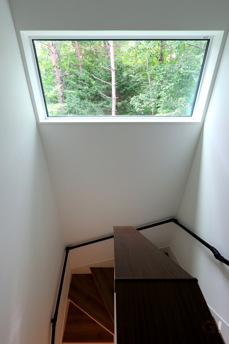 階段には軽井沢の自然を望めるFIXを設置