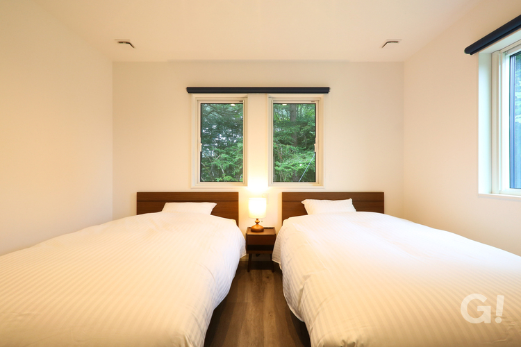 ベッドルームで軽井沢の静かな自然を望む