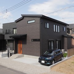 ダークブラウン×木目の外観