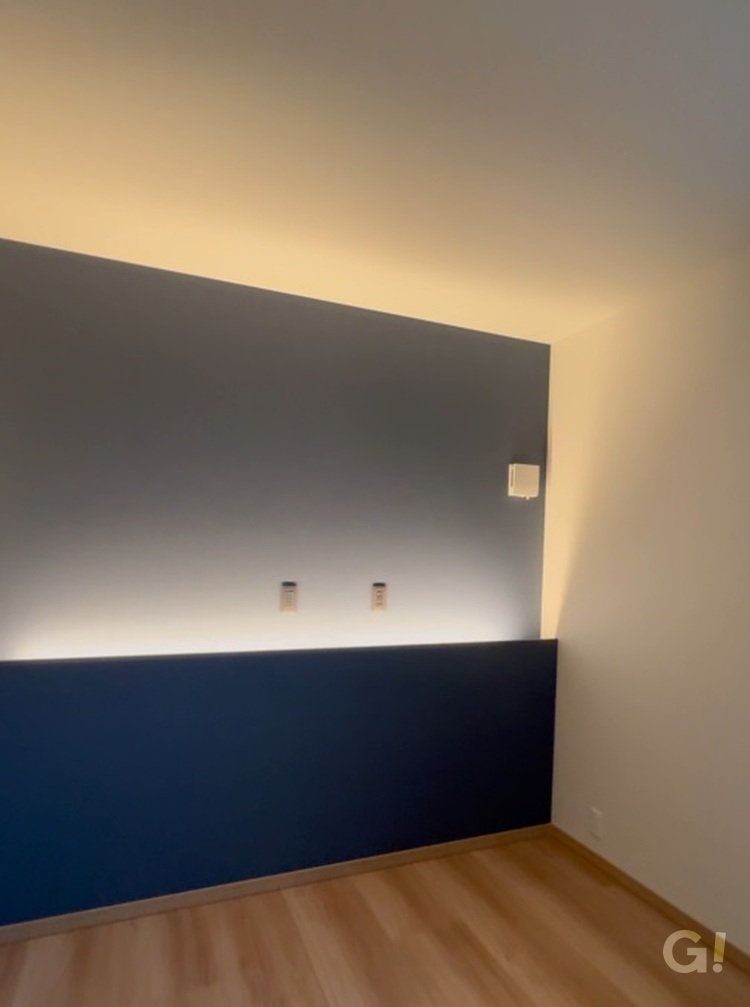 間接照明のある寝室の写真