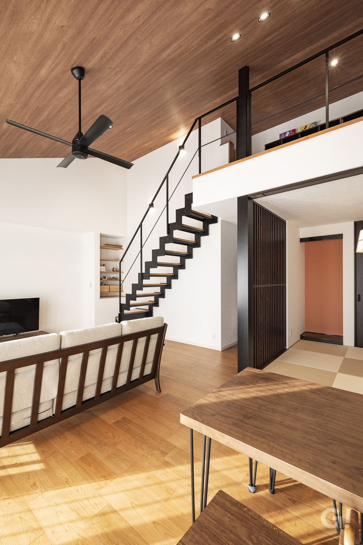 開放感を生む勾配天井とロフト