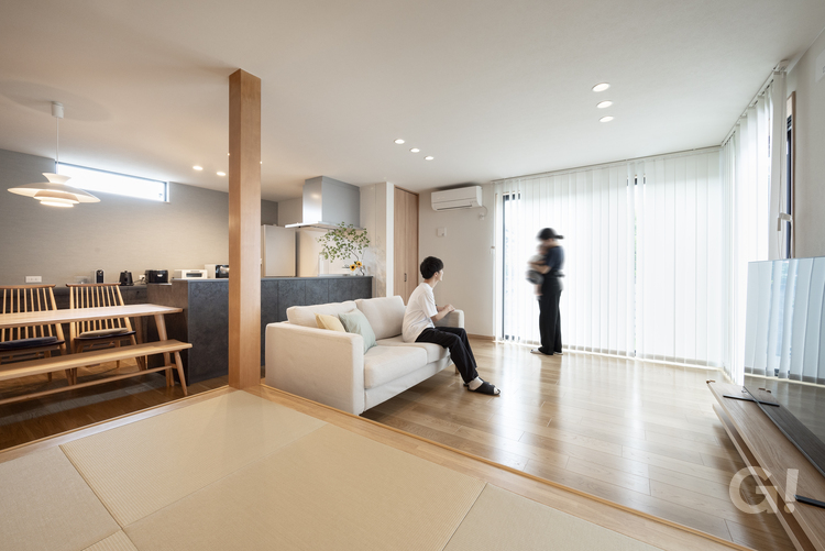 明るいリビングと小上がりの畳コーナー