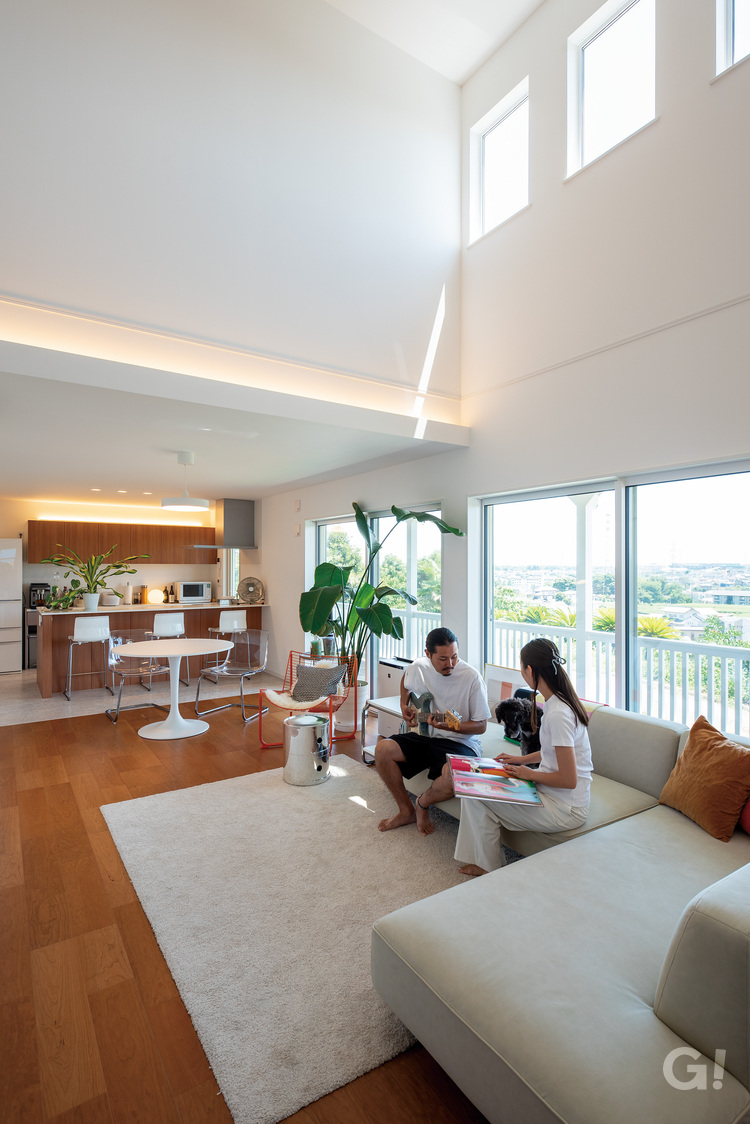 吹き抜けと大開口窓が開放的なLDK