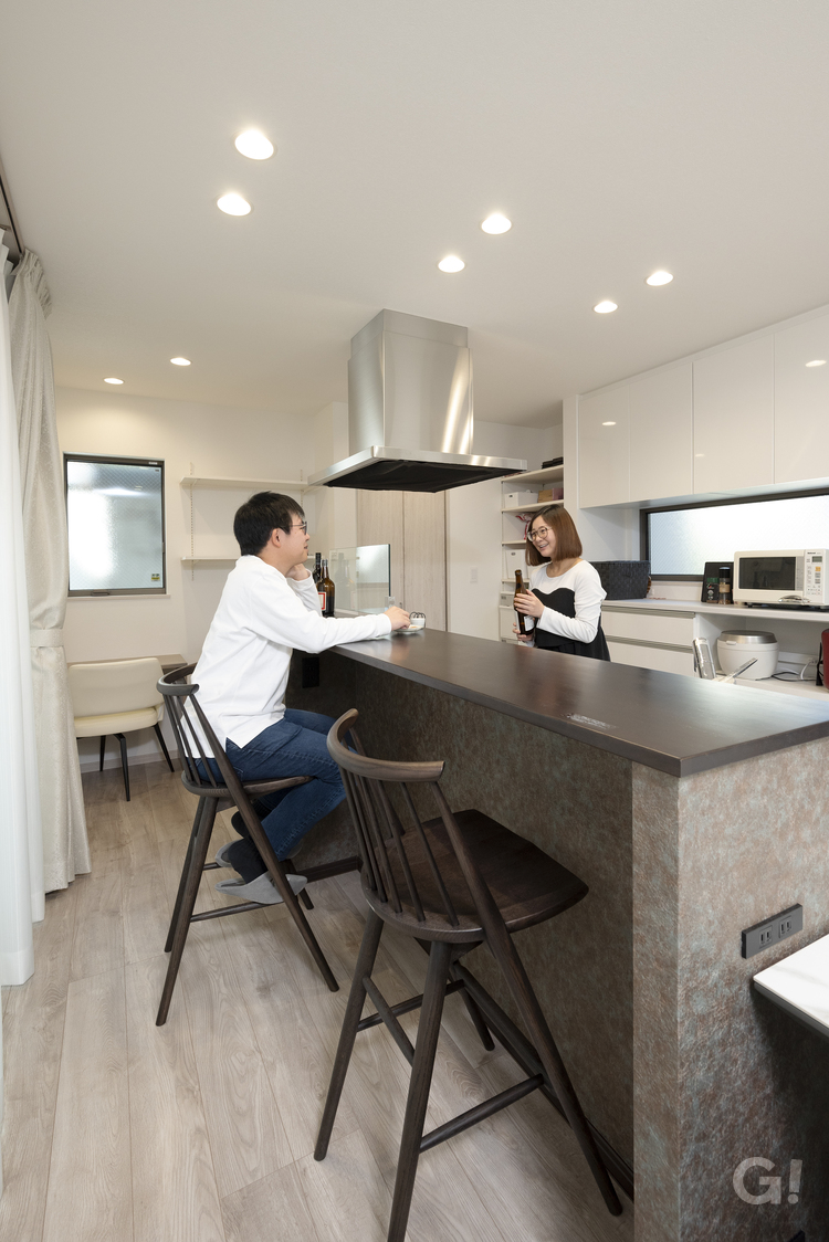 オリジナルのバーカウンターを備えたキッチン