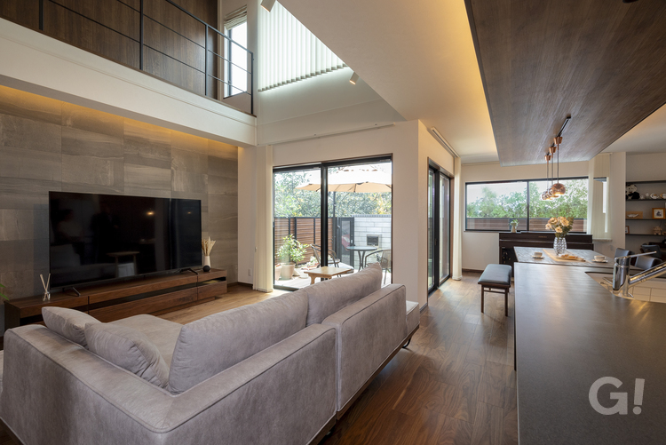 間接照明が優雅な雰囲気のリビング