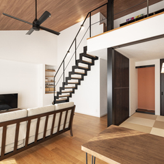 開放感を生む勾配天井とロフト