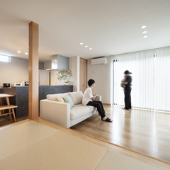 明るいリビングと小上がりの畳コーナー