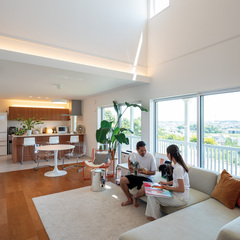 吹き抜けと大開口窓が開放的なLDK