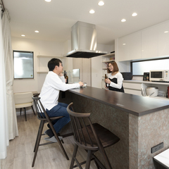 オリジナルのバーカウンターを備えたキッチン