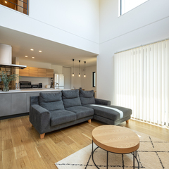 ダイナミックな吹き抜けのリビング