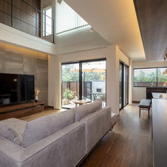 間接照明が優雅な雰囲気のリビング