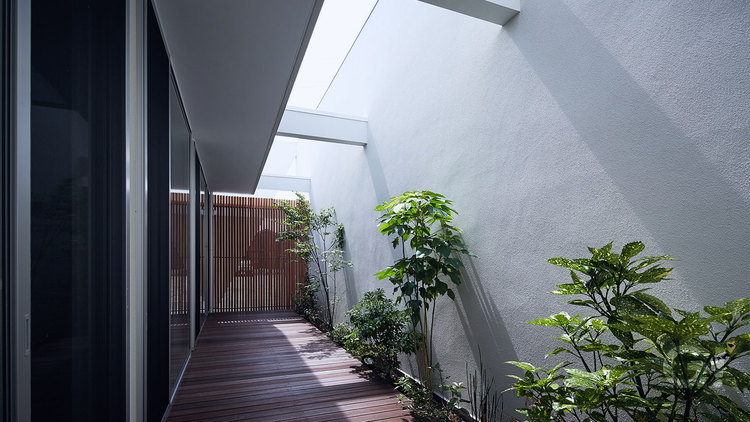 A型スリットからつづくコートハウス／奈良県