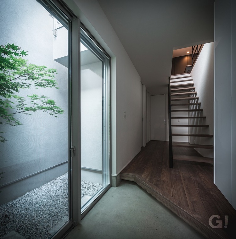 都市のモダンな格子の家／大阪府