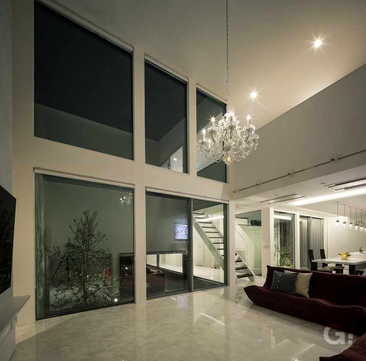 赤い車のある白い家／大阪府