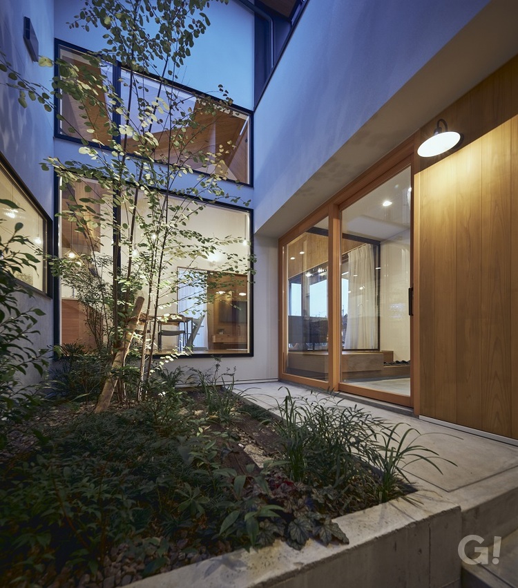 囲む家／兵庫県川西市　中庭