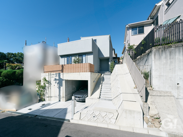 高台にあるグレースケールの家