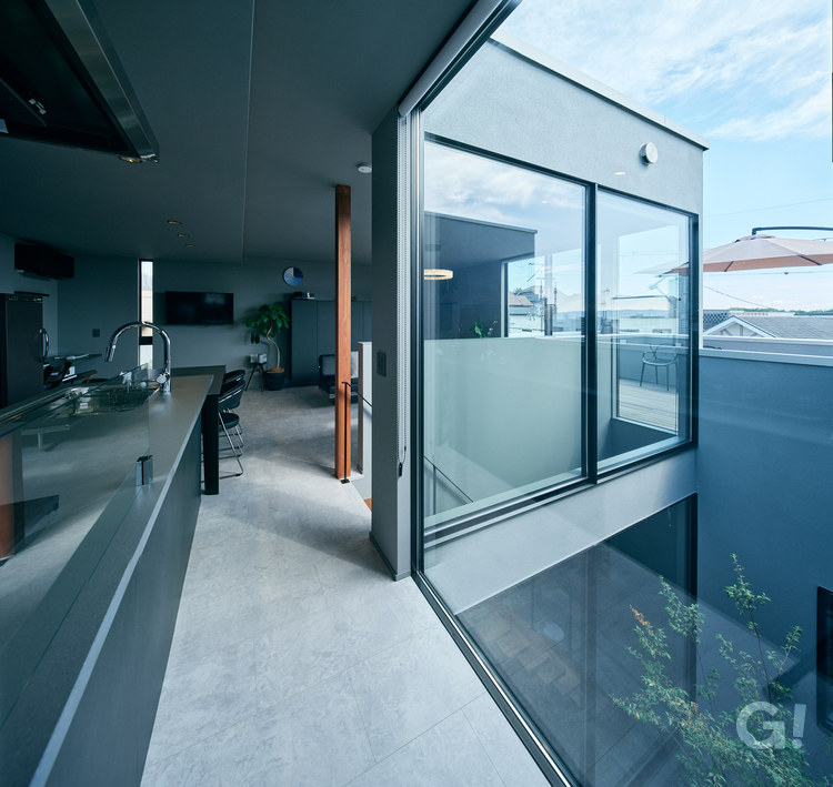 高台にあるグレースケールの家　リビング