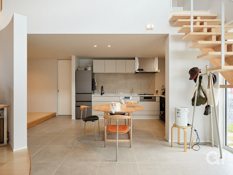 猫と暮らす円環構造の家／南大阪　リビングⅠ