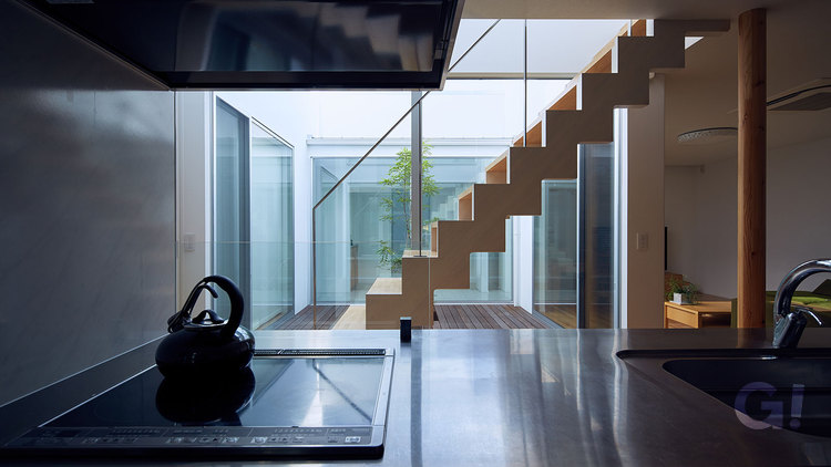 中庭を囲むロの字型の家／東大阪市