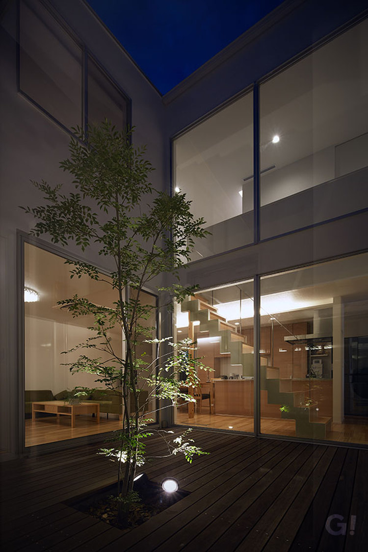 中庭を囲むロの字型の家／東大阪市　夜