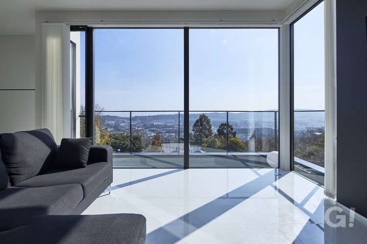 高台にある白い家／生駒市　外観・バルコニー