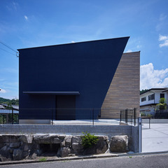 家族とバイクガレージの家／河内長野市　外観