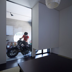 家族とバイクガレージの家／河内長野市