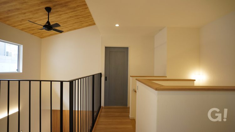 光が差し込む、勾配天井の家